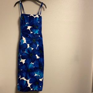 Super cute blue floral GUESS dress with cutout back with ties! 👗